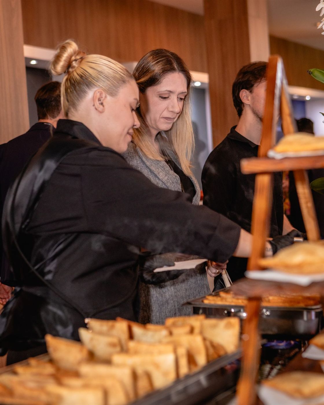 Profissional servindo pastéis