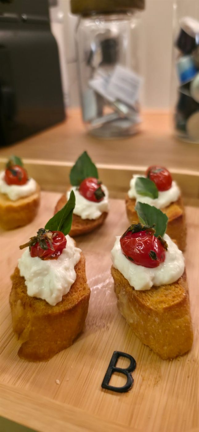 Bruschetta de burrata com tomate confitado