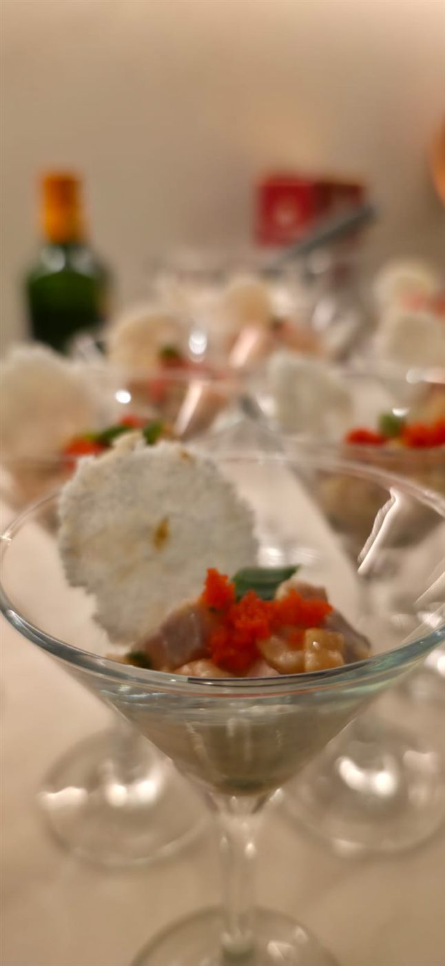 Ceviche servido em taça com crocante