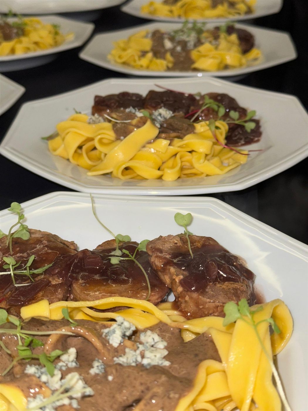 Tagliatelle com medalhões ao molho de vinho e gorgonzola