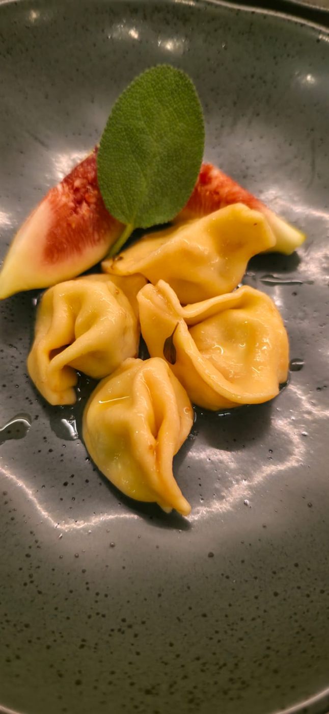 Tortellini com figo e sálvia