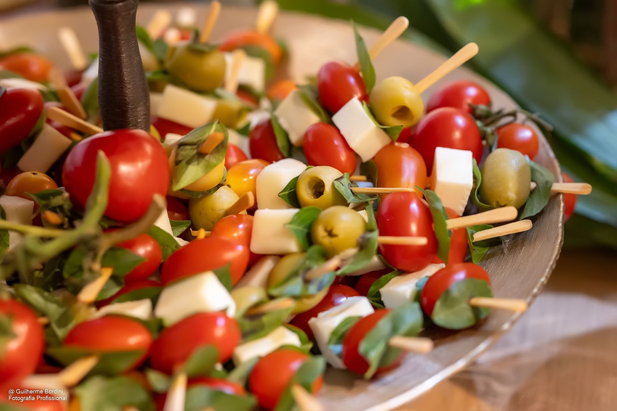 Espetinhos de tomate, queijo e azeitona