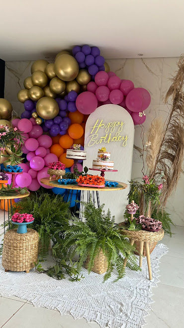Mesa de aniversário com letreiro de neon e balões